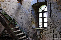 Polamane schody i okno